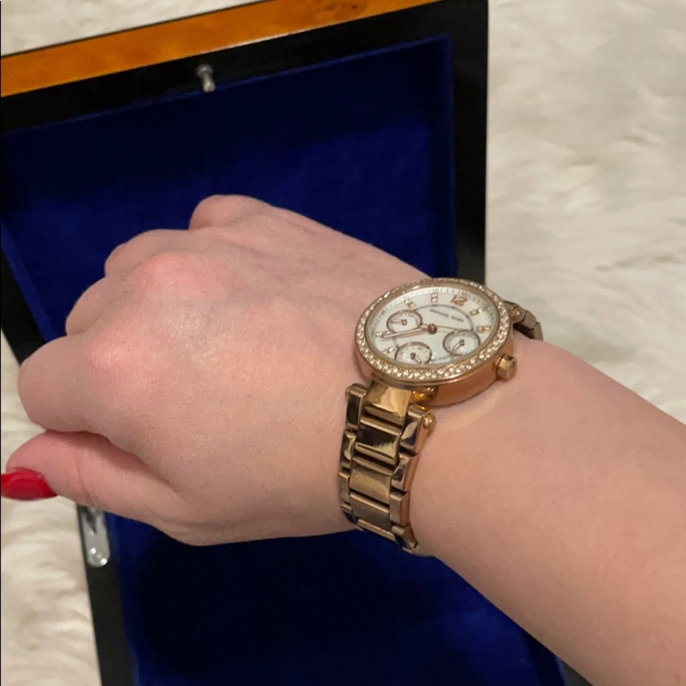 Michael Kors gold watch, pearl face with diamonds - Picture 5 of 5